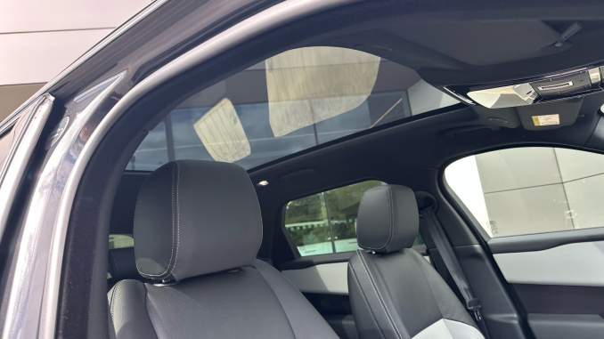 Land Rover Range Rover Velar 3.0 D300 MHEV Belgravia Edition Satin 5dr Auto Diesel Estate - Image 44